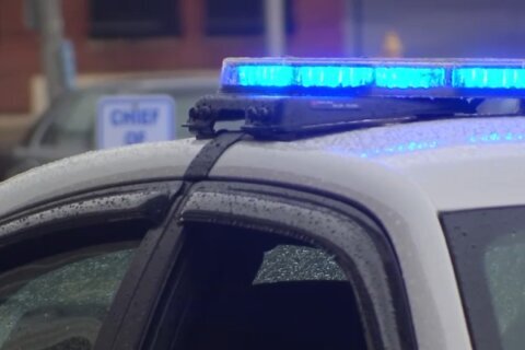 Buscan a sospechosos por robo de auto en Anne Arundel; uno de ellos andaba en muletas