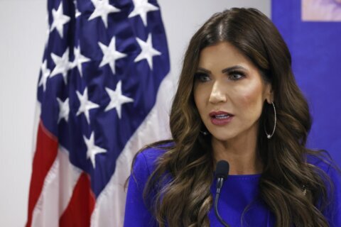 Recomiendan a Trump prohibir viajes a personas de países que enviaron “invasores” a EEUU