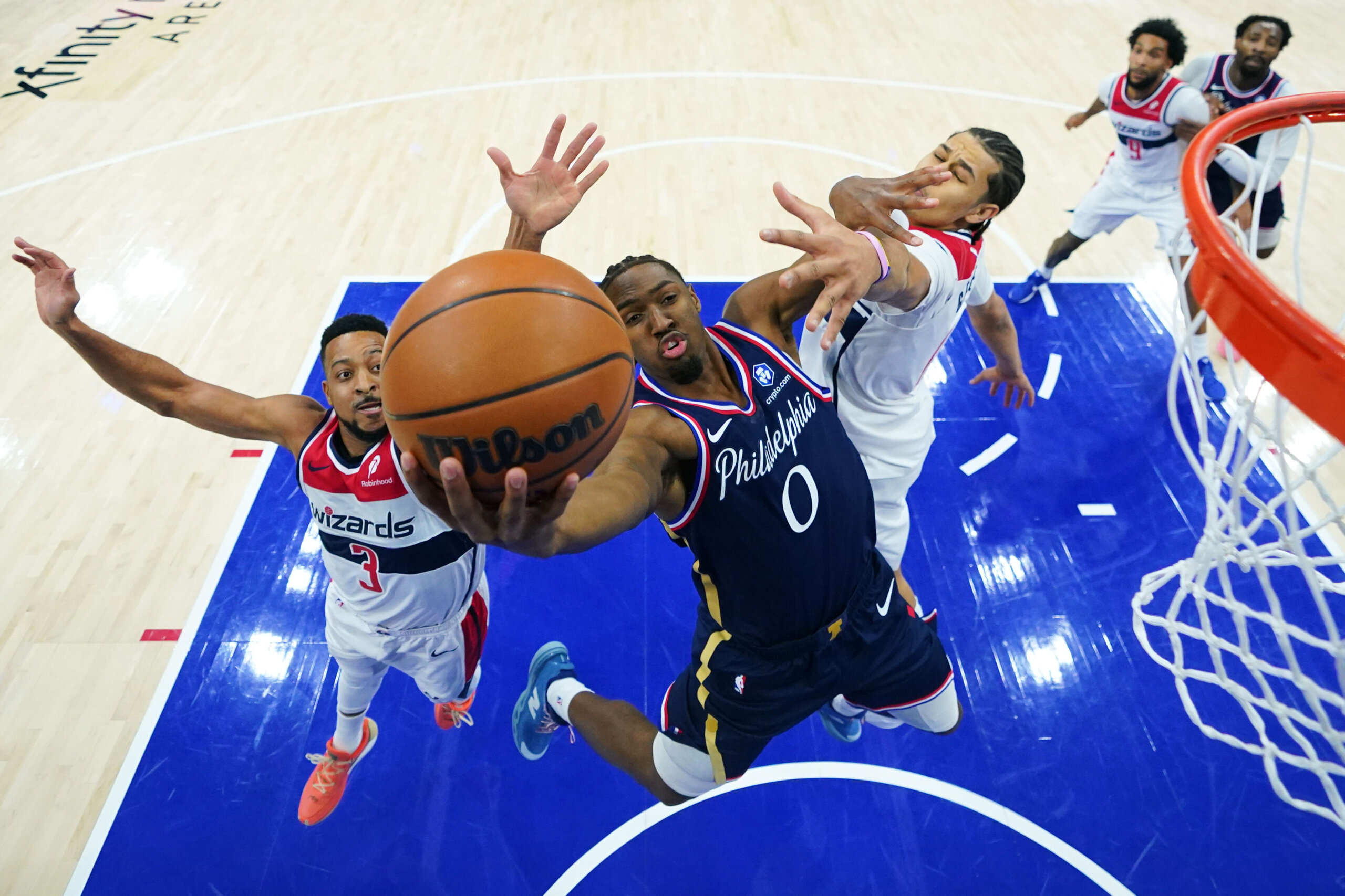 Tyrese Maxey scores 20 of his 35 points in the 3rd quarter and the