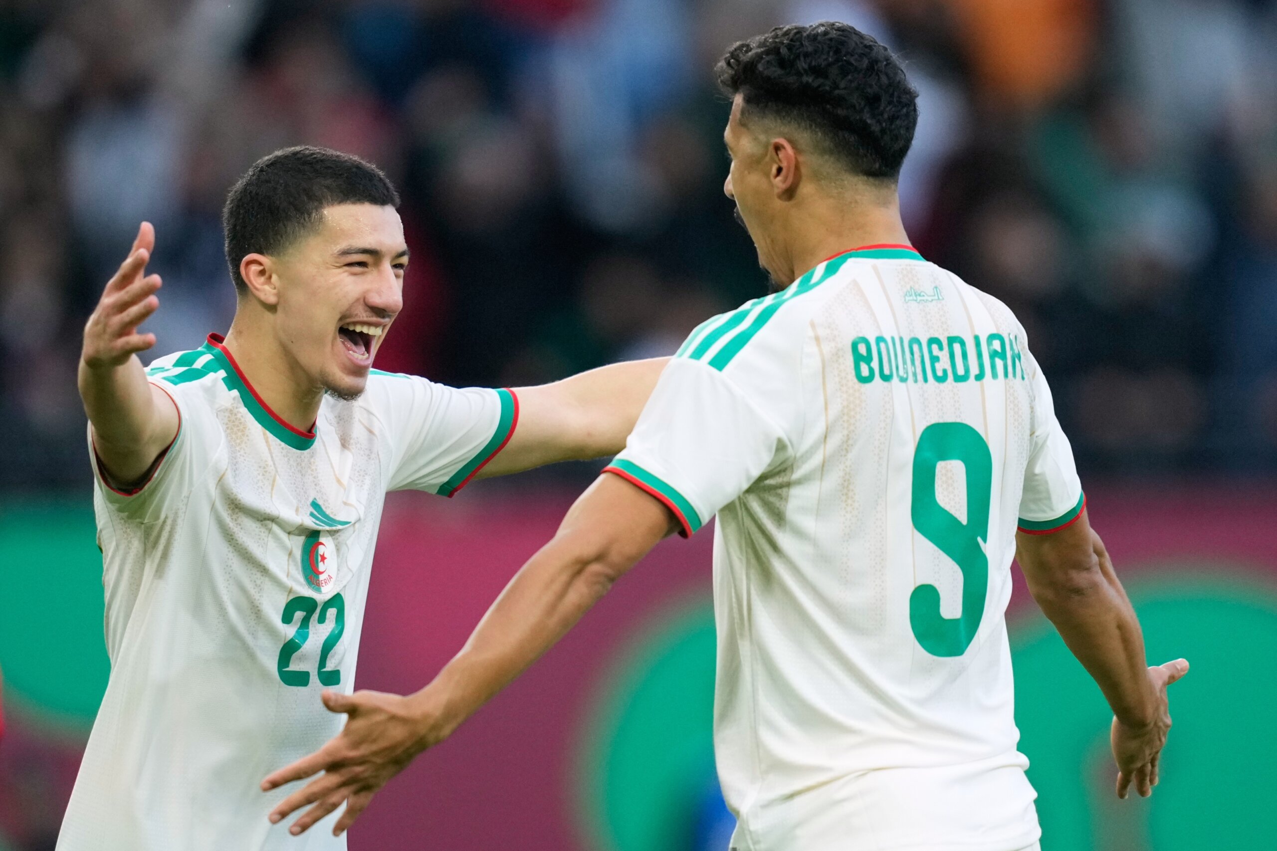Le fier papa, Zinedine Zidane, regarde l’Algérie ouvrir la Coupe d’Afrique avec une victoire 3-0 contre le Soudan