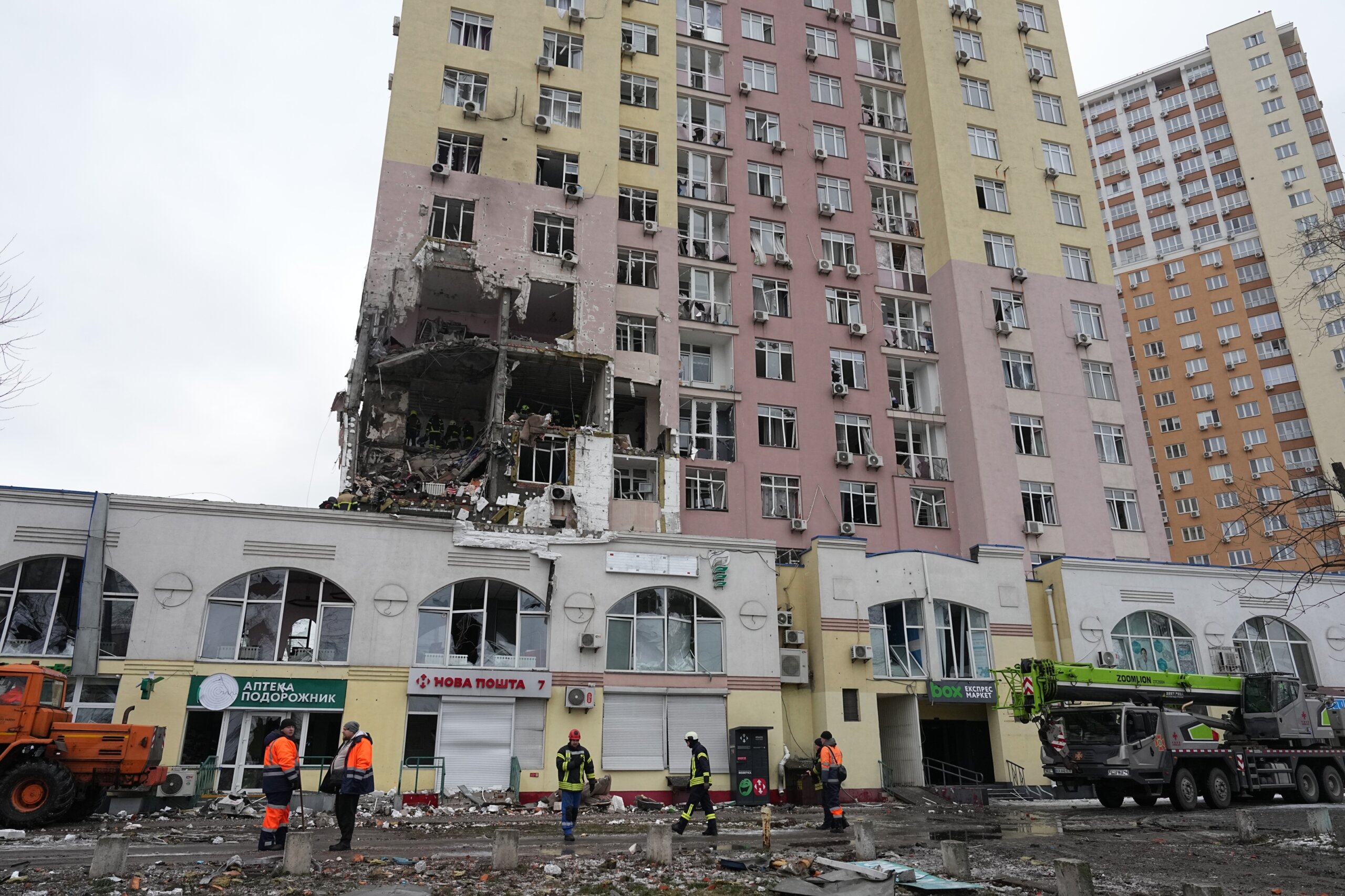 La Russie attaque Kiev avec des missiles et des drones, tuant 1 personne et en blessant de nombreuses personnes avant les négociations entre l’Ukraine et les États-Unis