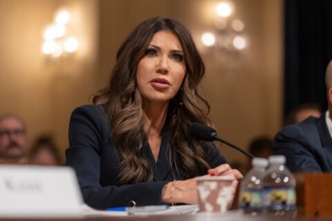 ‘Nunca retrocederemos”, dijo la Secretaria de Seguridad Nacional sobre la política migratoria