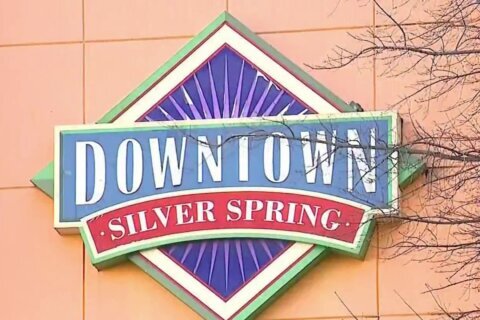 Sospechoso huele los pies de menor de edad en centro de juegos de Silver Spring