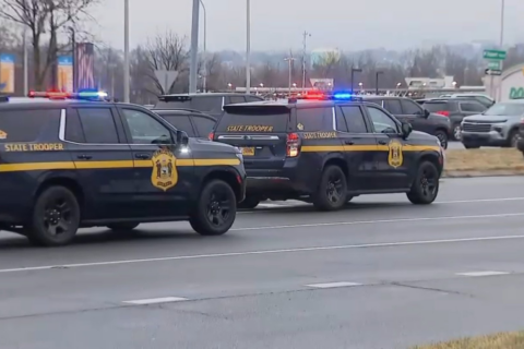 En vivo: muere sospechoso y patrullero en tiroteo en un DMV en Delaware