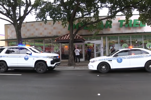 Hallan el cuerpo de una mujer en el congelador de una tienda Dollar Tree