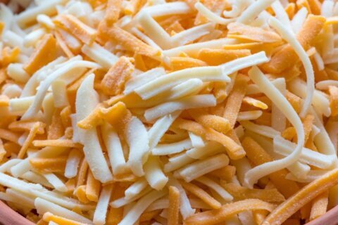 Retiran del mercado millones de bolsas de queso rallado vendidas en Walmart, Target y Aldi