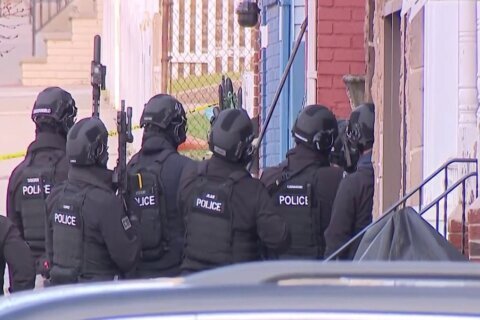 Lo acusan de asesinar con una flecha a hombre hispano