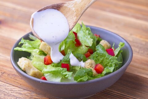 Retiran miles de cajas de aderezos para ensaladas por ‘objetos extraños’