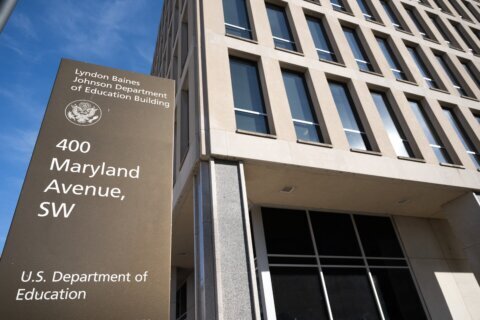 Gobierno de Trump podría embargar salarios de deudores de préstamos estudiantiles