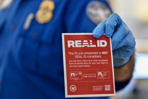 TSA anuncia una tarifa de $45 para los viajeros sin Real ID o pasaporte
