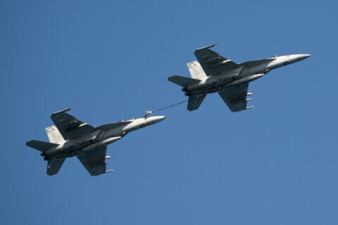 Un par de aviones de combate de la Marina de EEUU vuela sobre el Golfo de Venezuela