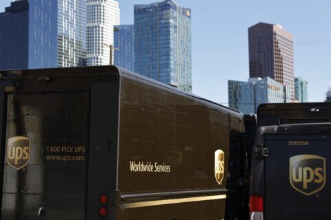 Demanda acusa a UPS de no pagar millones de dólares en salarios a empleados temporeros