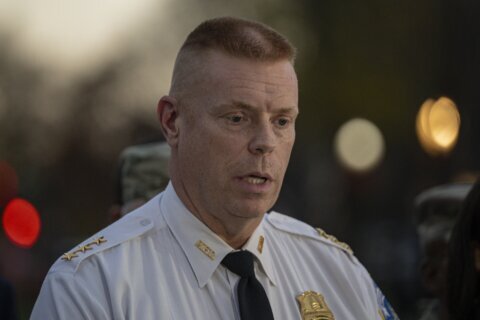 Nombrarán a jefe interino de la policía de D.C. tras la salida de Pamela Smith: fuentes