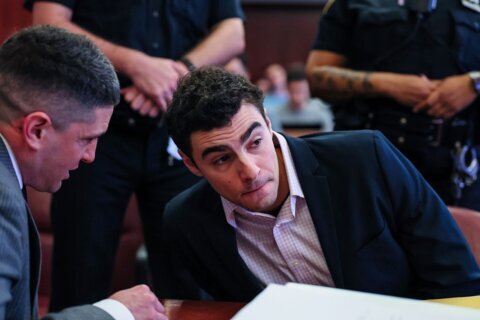 Luigi Mangione regresa a corte por disputa sobre evidencia en caso de asesinato de Brian Thompson