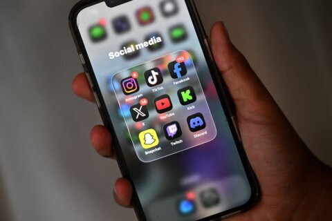 Gobierno de Trump planea pedir a turistas extranjeros información de sus redes sociales