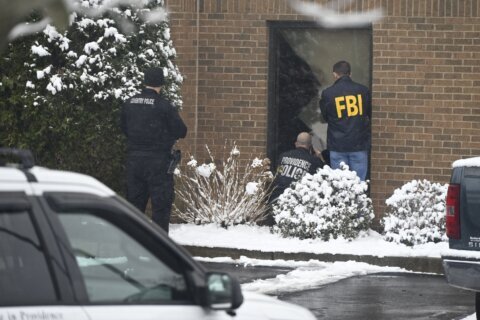 Revelan nuevos videos de persona de interés en tiroteo de Brown University