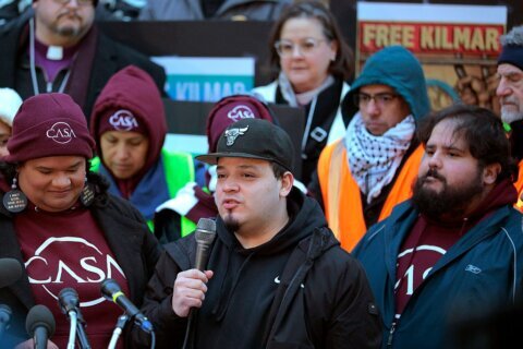 ‘Estoy aquí como un hombre libre’: Kilmar Ábrego García le gana otra batalla legal a ICE