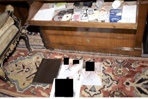 Departamento de Justicia publica tercer lote de archivos de Epstein; algunos mencionan a Trump