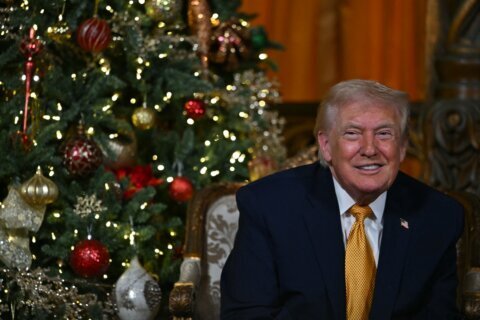 Trump celebra Navidad denunciando a supuestos enemigos y sembrando dudas de elecciones de 2020