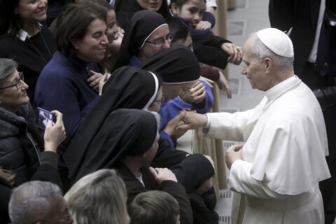 El papa León XIV hace una suave crítica a la cultura del Vaticano en mensaje navideño