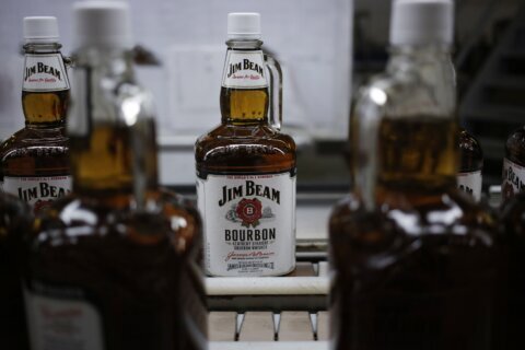 Futuro incierto para el bourbon: Jim Beam anuncia cierre temporal de destilería