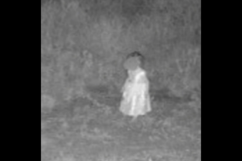 Arrestan a madre y abuela de niña hallada sola y descalza en fría madrugada en Texas