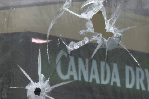 Policía busca auto relacionado con balacera que dejó 5 heridos en Mount Vernon