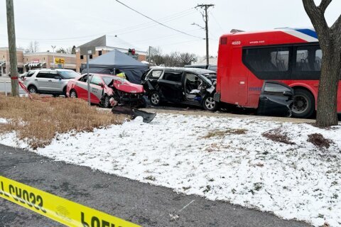 Taxista muere al chocar contra un auto y un Metrobus en Fairfax