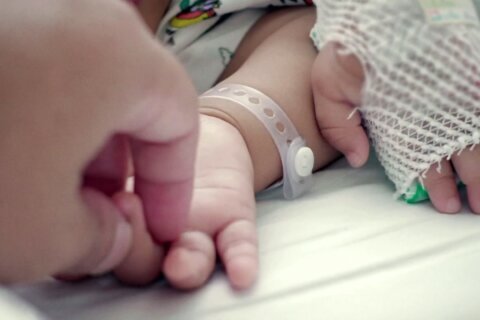 La FDA lanza revisión de seguridad de dos medicamentos contra el RSV para bebés