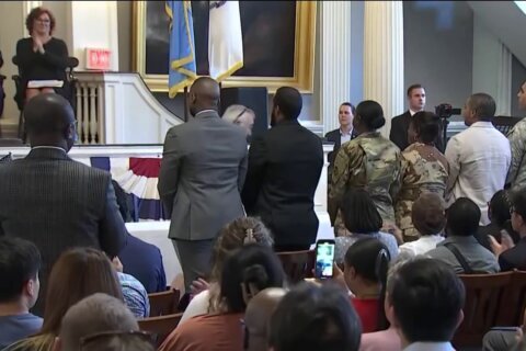 Gobierno excluye abruptamente a algunos inmigrantes de ceremonia de ciudadanía