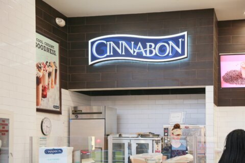 “Soy racista”: trabajadora de Cinnabon arremete contra clientes y termina despedida