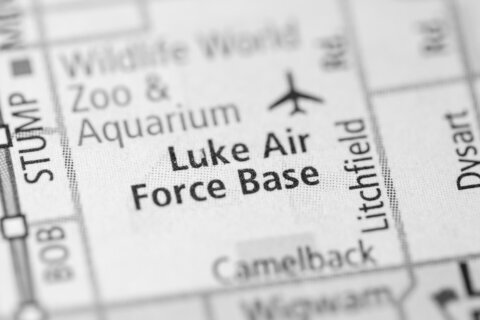 Investigan reportes de tiroteo activo en una base aérea en Arizona; solicitan refugiarse