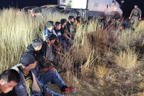 En video: decenas de inmigrantes escondidos en camión cerca a la frontera de Texas con México