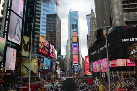 Acusan a vendedor de prender fuego a un hombre en Times Square y fugarse a Egipto