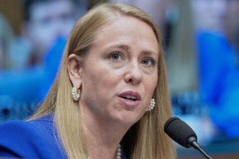 Funcionaria de derechos laborales de EEUU insta a hombres blancos a denunciar discriminación