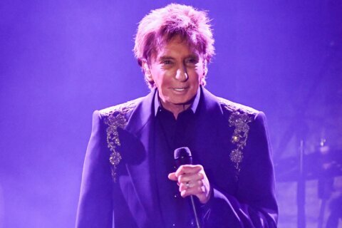 Barry Manilow tiene cáncer de pulmón temprano y anuncia que se someterá a una cirugía