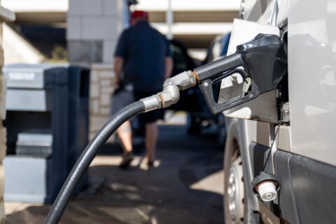 Por qué la gasolina está en su precio más bajo del año; dónde comprarla más barata