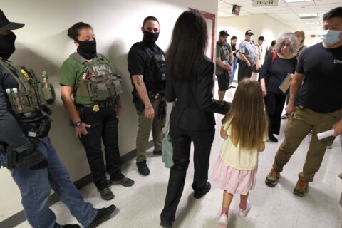 Solicitantes de residencia por casamiento con ciudadanos de EEUU sienten temor ante arrestos