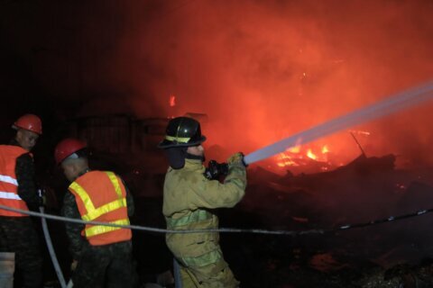 Feroz incendio consume decenas de tiendas en Honduras