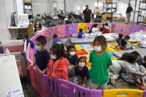 Niños migrantes en EEUU están siendo detenidos por más tiempo del límite legal