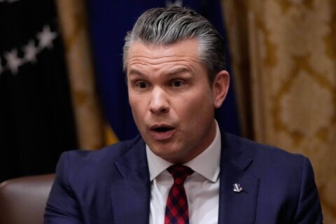 Se agrava la controversia en torno a Hegseth tras ataque a sobrevivientes de bote