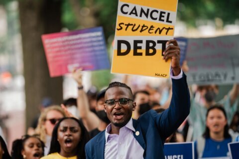 Anuncian acuerdo que pone fin al programa de pago de préstamos estudiantiles