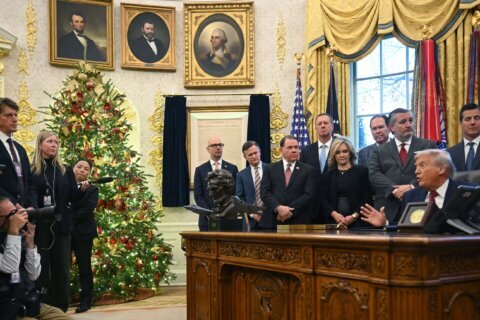 Trump propone relajar normas de millaje para la industria automotriz