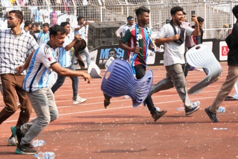 Visita de Messi a India comienza de forma caótica con fanáticos arrojando botellas