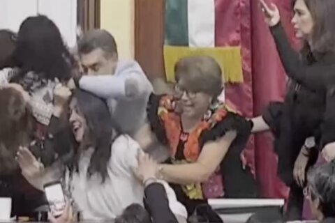 En video: pelea y tirones de cabello entre diputadas en el congreso de Ciudad de México
