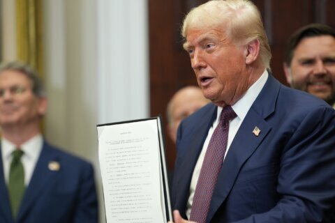 Trump firma ley de gasto militar con cláusula sobre video de ataque a “narcolancha”