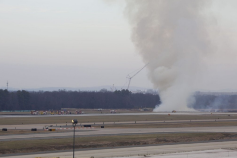 No hay heridos tras fallar un motor de avión de United durante despegue en aeropuerto Dulles