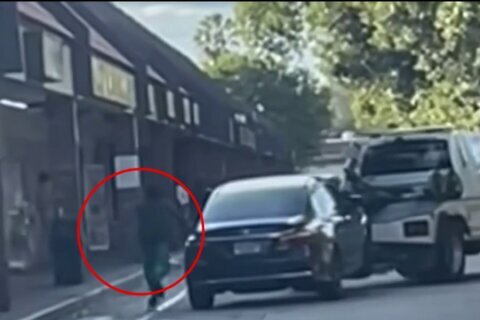 Dramático video: remolcan un auto con una niñita adentro