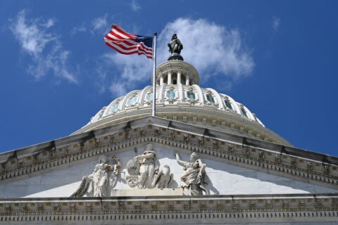 Inicia breve cierre del gobierno hasta que la Cámara Baja apruebe paquete de financiación