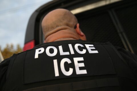 Estadounidense dice que ICE lo sacó de su casa en ropa interior sin orden judicial